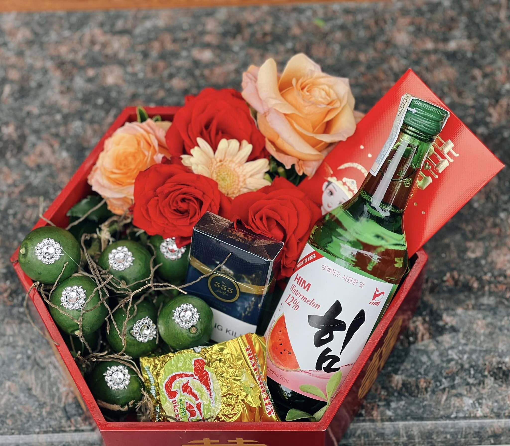 Hộp quà kết hợp hoa và sản phẩm