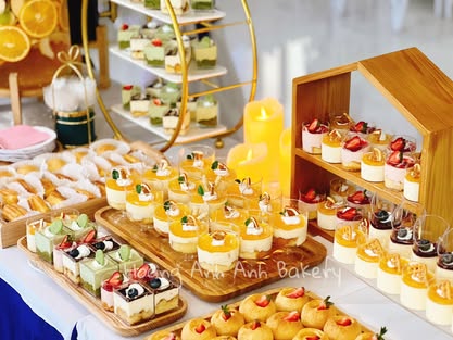 Bàn bánh với kệ gỗ