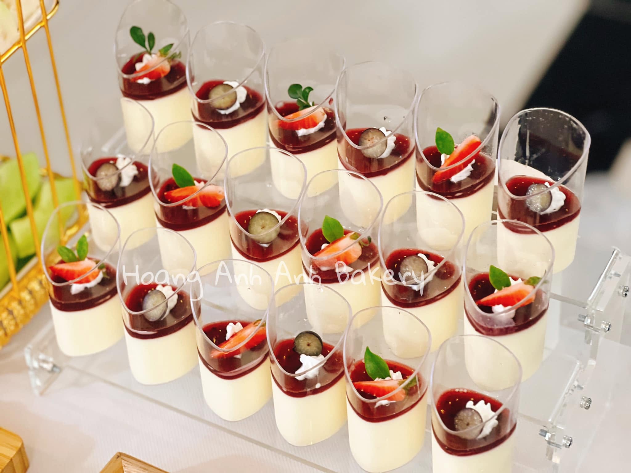 Bàn bánh Teabreak nhiều loại bánh nhỏ