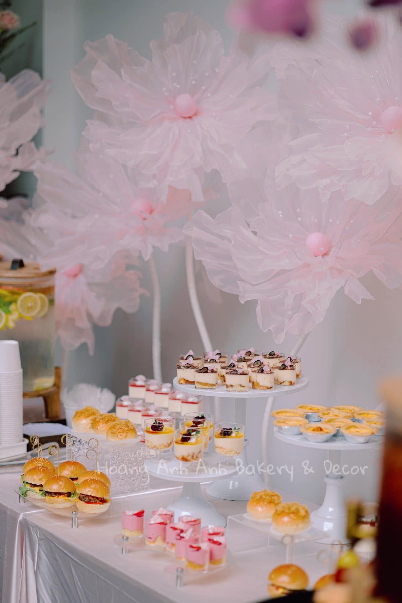 Bàn bánh Teabreak phong cách hoa hồng pastel