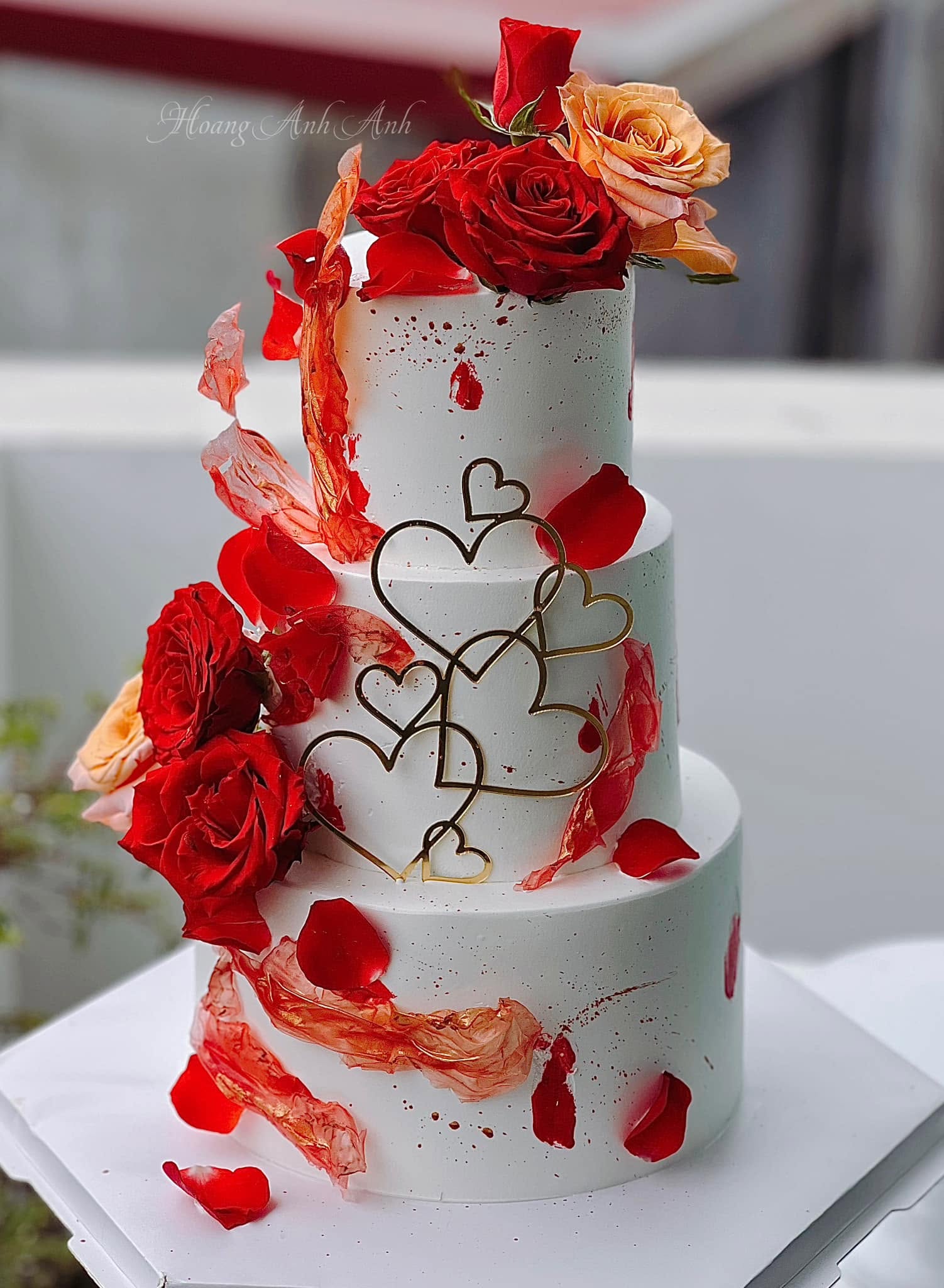 Bánh nhiều tầng trang trí hoa hồng đỏ