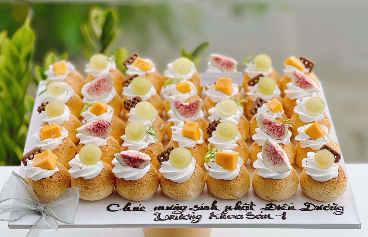 Bánh choux trang trí trái cây