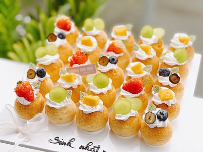 Bánh choux trang trí trái cây